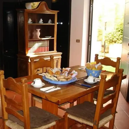 Alojamento de Acomodação e Pequeno-almoço La Chicca 3*